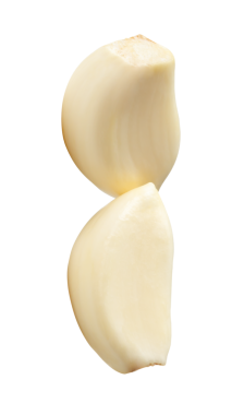 Soyulmuş sarımsak karanfillerinin üst görünümü png dosya biçiminde kırpma yolu ile izole edilmiştir.