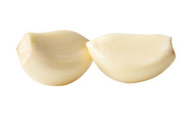 Yığındaki soyulmuş sarımsak karanfillerinin yan görünümü png dosya biçiminde kırpma yolu ile izole edilmiştir.