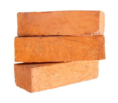 Yığındaki eski kırmızı veya turuncu tuğlaların yan görünümü png dosya biçimindeki kırpma yolu ile izole edilmiştir.