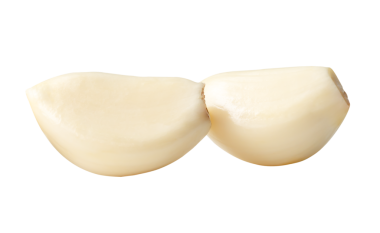 Yığındaki soyulmuş sarımsak karanfillerinin yan görünümü png dosya biçiminde kırpma yolu ile izole edilmiştir.