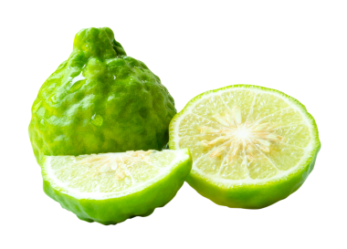 Taze yeşil bergamot meyveleri veya yarım ve çeyrek dilimli kaffir limonu ön görünüm ama yığın içinde yeşil yaprak png dosya biçiminde kırpma yolu ile izole edilir.