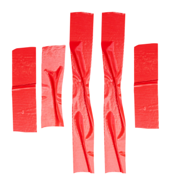 Kırışık kırmızı yapıştırıcı bant veya şerit şeklinde kumaş bandın üst görünümü png dosya biçiminde kırpma yolu ile izole edilmiştir.
