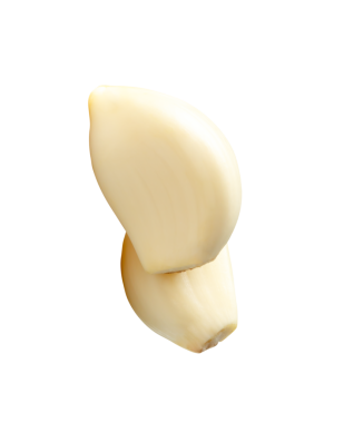 Soyulmuş sarımsak karanfillerinin yan görünümü png dosya biçiminde kırpma yolu ile izole edilir.