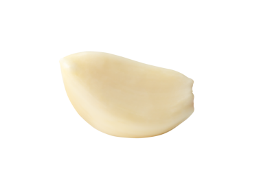 Soyulmuş sarımsak karanfili png dosya biçiminde beyaz arkaplanda izole edilir.