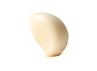 Soyulmuş sarımsak karanfilinin yan görünümü png dosya biçiminde kırpma yolu ile izole edilmiştir.