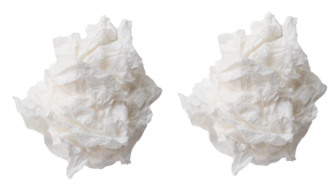 Üst görünüm seti vida veya buruşmuş beyaz kağıt top png dosya biçiminde kırpma yolu ile izole edilir.