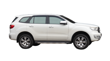 Zarif beyaz SUV spor arabasının yan görünümü png dosya biçiminde kırpma yolu ile izole edilmiştir.