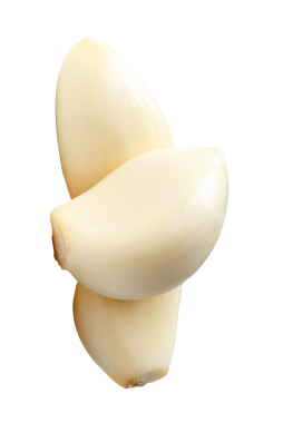 Soyulmuş sarımsak karanfillerinin üst görünümü png dosya biçiminde kırpma yolu ile izole edilir.