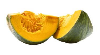 Taze yeşil Japon balkabağı dilimleri ya da parçalarının yan görünümü png dosya biçiminde kırpma yolu ile izole edilmiştir.