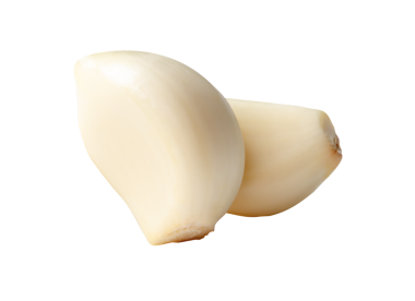 Soyulmuş sarımsak karanfillerinin yan görünümü png dosya biçiminde kırpma yolu ile izole edilir.