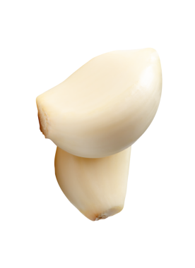 Soyulmuş sarımsak karanfillerinin yan görünümü png dosya biçiminde kırpma yolu ile izole edilir.
