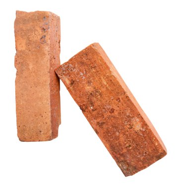 İki eski kırmızı veya turuncu tuğla yan görünümü kırpma yolu ile beyaz arkaplanda izole edilir.