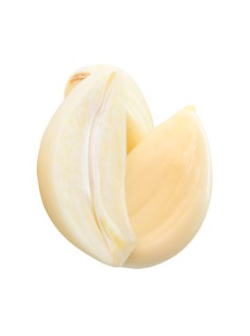 Dilimlenmiş sarımsak karanfillerinin üst görünümü kırpma yolu ile beyaz arkaplanda izole edilir.