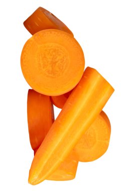 Turuncu havuç dilimlerinin ya da yığın içindeki parçaların üst görünümü kırpma yolu ile beyaz arkaplanda izole edilmiştir..