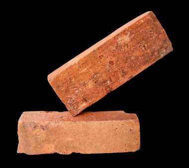 İki eski kırmızı ya da turuncu tuğla yan görünümü kırpma yolu ile siyah zemin üzerinde izole edilir.