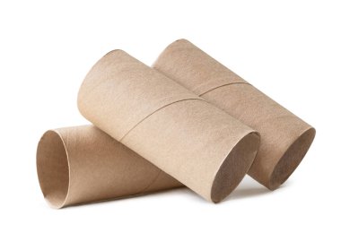 Üç adet kağıt çekirdek ya da tuvalet kağıdı yığını beyaz arka planda kırpma yolu ile izole edilir..