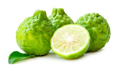 Yarım ve yeşil yapraklı üç yeşil bergamot meyvesi veya kaffir limonu kesme yolu ile beyaz arka planda izole edilir..