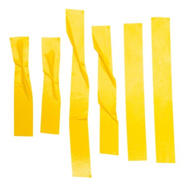 Kırışık ya da buruşuk sarı yapıştırıcı bant ya da şerit şeklinde kumaş bantların üst görünümü kırpma yolu ile beyaz arkaplanda izole edilmiştir..