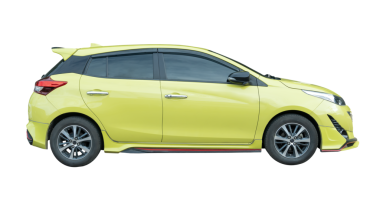 Mini veya küçük açık yeşil hatchback arabasının yan görünümü png dosya biçiminde kırpma yolu ile izole edilmiştir.