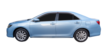 Açık mavi spor sedan aracın yan görünümü png dosya biçiminde kırpma yolu ile beyaz arkaplanda izole edilmiştir.