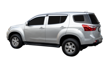 Zarif beyaz veya gümüş SUV spor arabasının yan görünümü png dosya biçiminde kırpma yolu ile izole edilmiştir.