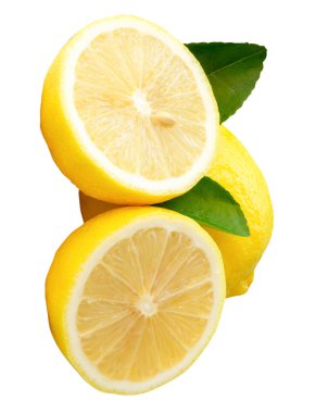 Taze, olgun, sarı limon meyvesinin iki yarısı ve yeşil yapraklı üst görüntüsü kesme yolu ile beyaz arka planda izole edilmiştir..