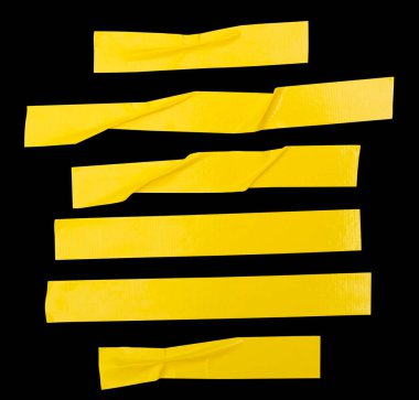 Kırışık veya buruşuk sarı yapıştırıcı bant veya çizgili kumaş bant kümesi ufuk şeklinde siyah arkaplanda kırpma yolu ile izole edilir..