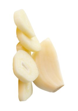 Dilimlenmiş sarımsaklı karanfil üst görünümü kırpma yolu ile beyaz arkaplanda izole edilir.