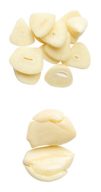 Üst görünüm soyulmuş sarımsaklı karanfil kümesi yığın halinde beyaz arkaplanda kırpma yolu ile izole edilir.