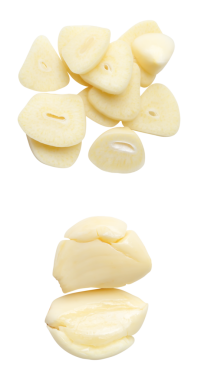 Üst görünüm soyulmuş sarımsak karanfil kümesi yığın halinde izole edilir png dosya biçiminde kırpma yolu ile.