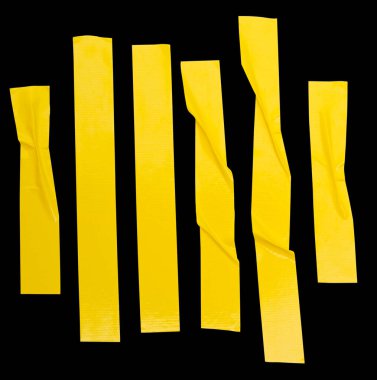 Buruşuk ya da buruşuk sarı yapıştırıcı bant ya da dikey olarak çizgili kumaş bant seti siyah arkaplanda kırpma yolu ile izole edilmiştir..