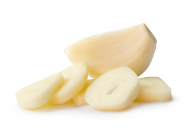 Dilimlenmiş sarımsak karanfilinin yan görünümü kesme yolu ile beyaz arkaplanda izole edilmiştir..