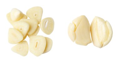 Üst görünüm soyulmuş sarımsaklı karanfil kümesi yığın halinde beyaz arkaplanda kırpma yolu ile izole edilir.