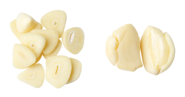 Üst görünüm soyulmuş sarımsak karanfil kümesi yığın halinde izole edilir png dosya biçiminde kırpma yolu ile.