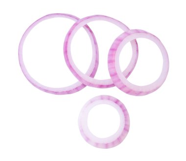 Üst görünüm taze kırmızı veya mor soğan halkaları veya yığın halinde dilimler kırpma yolu ile beyaz arka planda izole edilir.