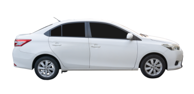 Beyaz spor sedan aracın yan görünümü png dosya biçiminde kırpma yolu ile izole edilmiştir.