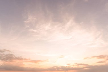 Güzel bir sabah ya da akşam portakal rengi gökyüzü ya da gün batımı ya da gün doğumu dekoratif sanat eserlerinde doğal arkaplan dokusu olarak kullanıldığında bulutlu olan canlı bir gökyüzü.