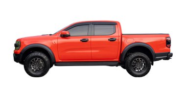 Pembe veya kırmızı kamyonetin yan görünümü kırpma yolu ile beyaz arkaplanda izole edilmiştir.