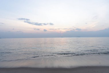 Güzel sabah ya da akşam bulutlu mavi ve turuncu gökyüzü deniz sahillerinde gün batımları ya da günbatımları doğal karartma dokusu olarak kullanılıyor.