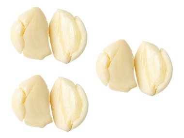 Üst görünüm soyulmuş sarımsak karanfilleri üç yığın halinde beyaz arka planda kırpma yolu ile izole edilir.