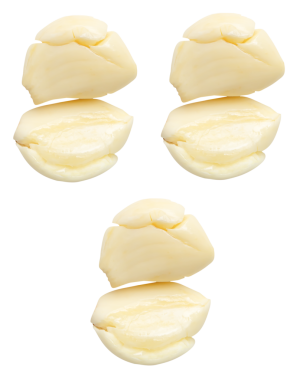 Üst görünüm soyulmuş sarımsak karanfilleri üç yığın halinde png dosya biçiminde kırpma yolu ile izole edilir.