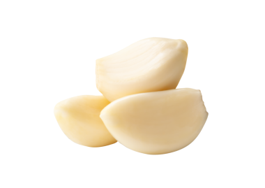 Soyulmuş sarımsak karanfillerinin ya da yığın içindeki parçaların yan görünümü png dosya biçiminde kırpma yolu ile izole edilmiştir.