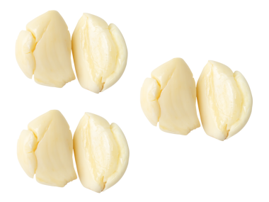 Üst görünüm soyulmuş sarımsak karanfilleri üç yığın halinde png dosya biçiminde kırpma yolu ile izole edilir.