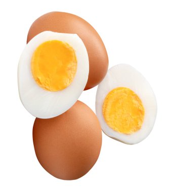 İki çiğ tavuk yumurtasının üst görüntüsü ve yumurta sarısı ile pişirilmiş ya da kaynatılmış yumurta iki yarım yığın halinde beyaz arka planda kırpma yolu ile izole edilir..