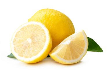 Yarım dilimler ve yeşil yapraklı sarı limon meyvesi yan görünümü kırpma yolu ile beyaz arka planda izole edilir.