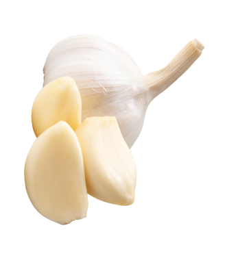 Soyulmuş sarımsak karanfil ya da yığın halinde parçalanmış taze sarımsak soğanlarının üst görünümü png dosya biçiminde kırpma yolu ile izole edilmiştir.