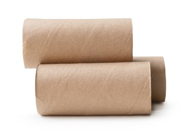 Kağıt çekirdeklerin yan görünümü ya da yığın içindeki tuvalet kağıdı tüpleri kırpma yolu ile beyaz arkaplanda izole edilir.