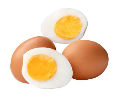 İki çiğ tavuk yumurtasının yan görünüşü ve yumurta sarısı ile yumurta sarısı haşlanması beyaz arka planda kırpma yolu ile izole edilmiştir..