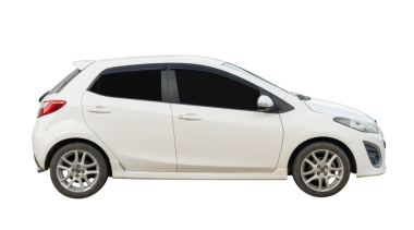 Mini veya küçük beyaz spor hatchback arabasının yan görünümü png dosya biçiminde kırpma yolu ile izole edilmiştir.