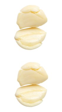 Üst görünüm soyulmuş sarımsak karanfilleri iki yığın halinde beyaz arkaplanda kırpma yolu ile izole edilir.